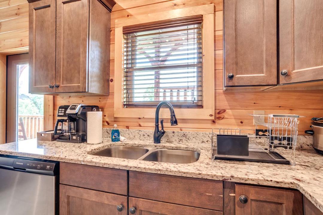 Gatlinburg Cabin With Private Hot Tub By Staycating Exterior photo